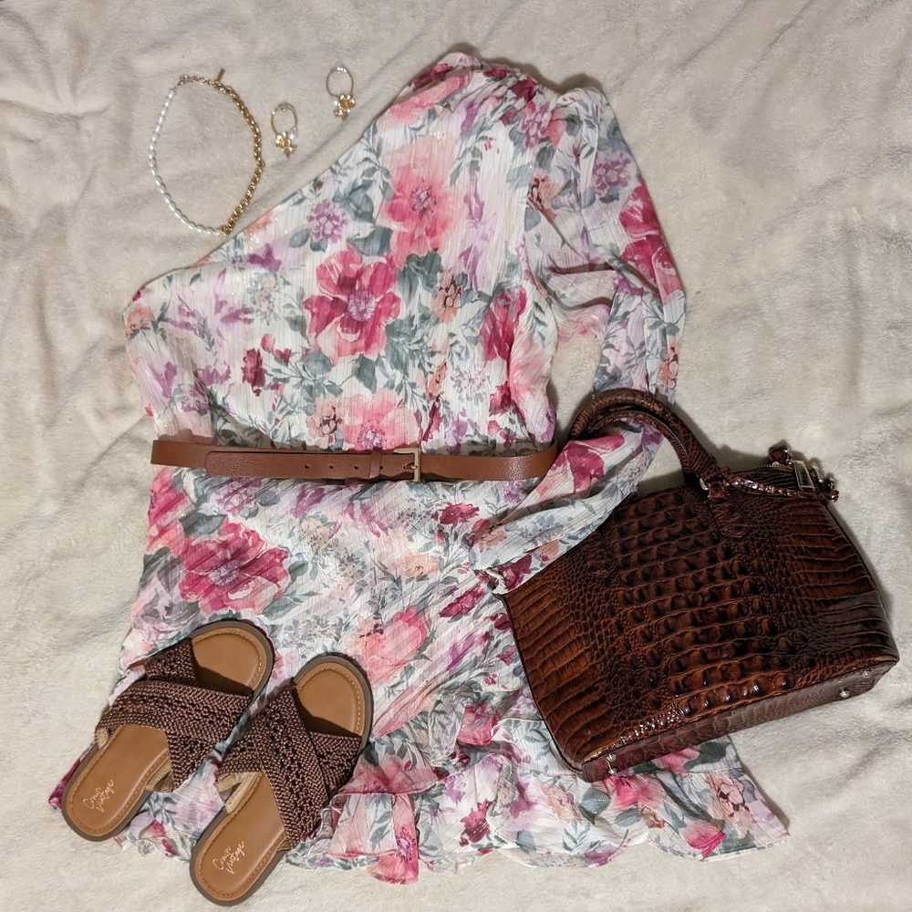 Express One Shoulder Floral Romper - Picture 7 of 12